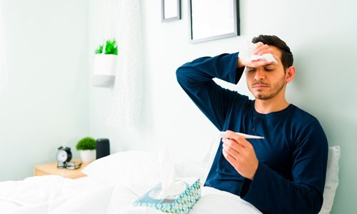 Persona resfriada con fiebre